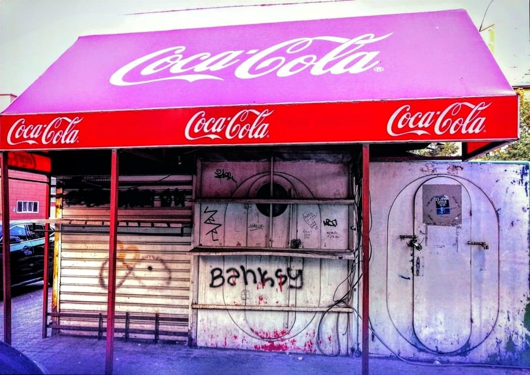 Скопскиот Banksy на трафика кај Зелено пазарче, Скопје (2019)